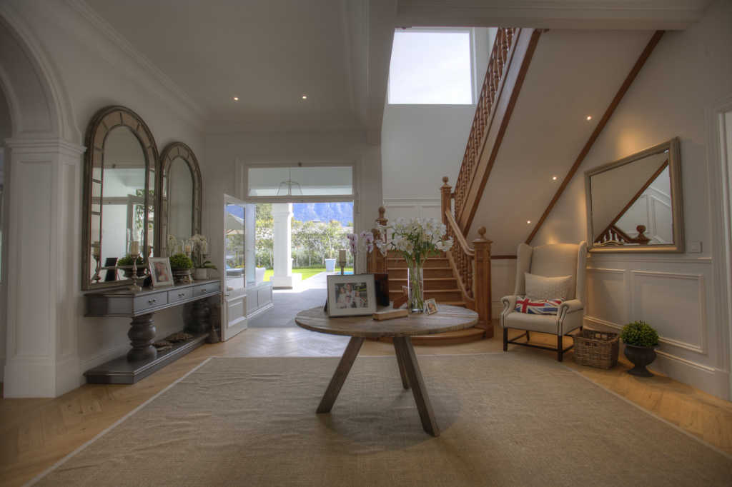 Photo 10 of Hoogeind Manor accommodation in Upper Claremont, Cape Town with 5 bedrooms and 4 bathrooms