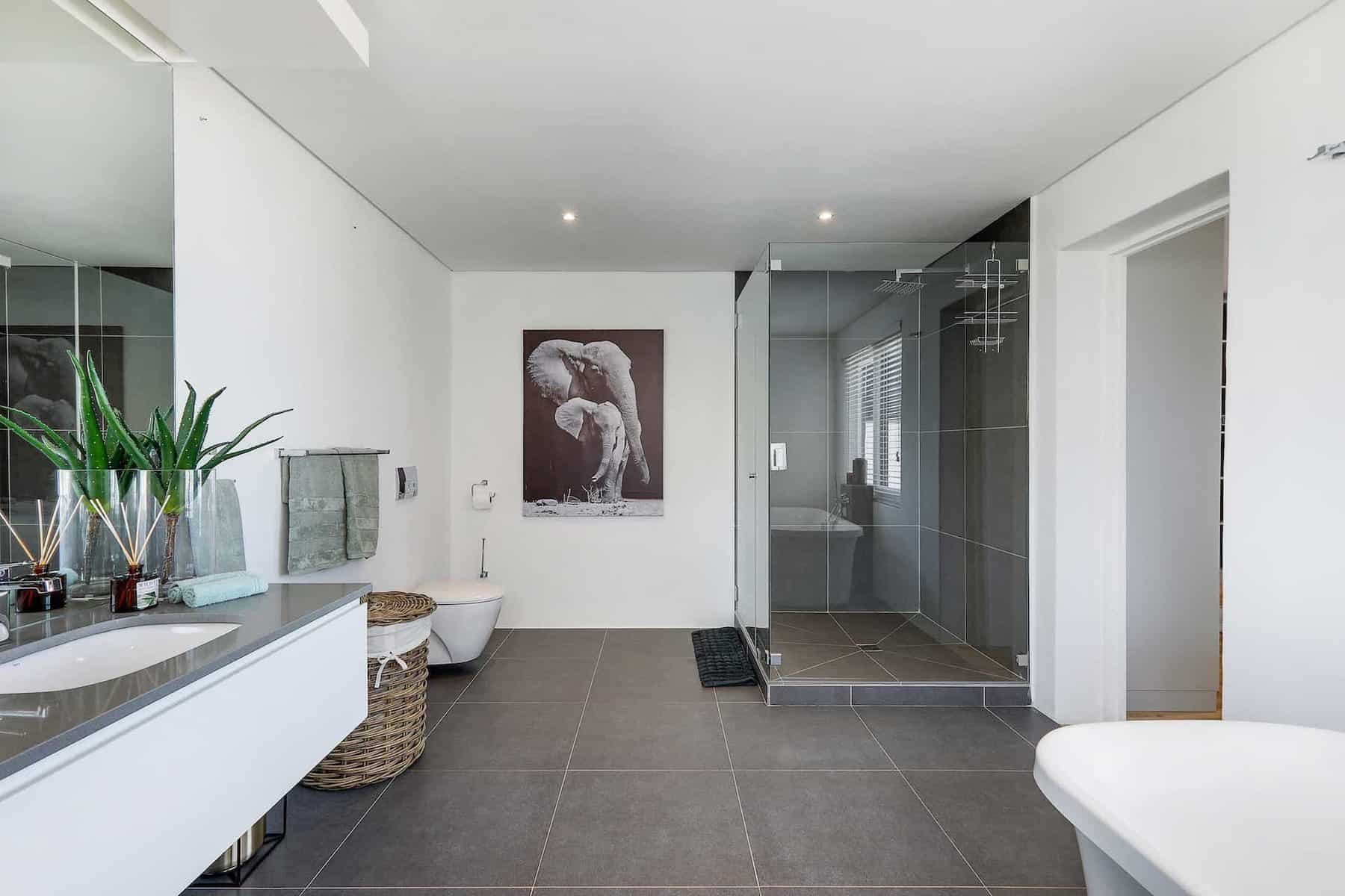 Photo 3 of Jo Leo Villa accommodation in Camps Bay, Cape Town with 4 bedrooms and 3 bathrooms