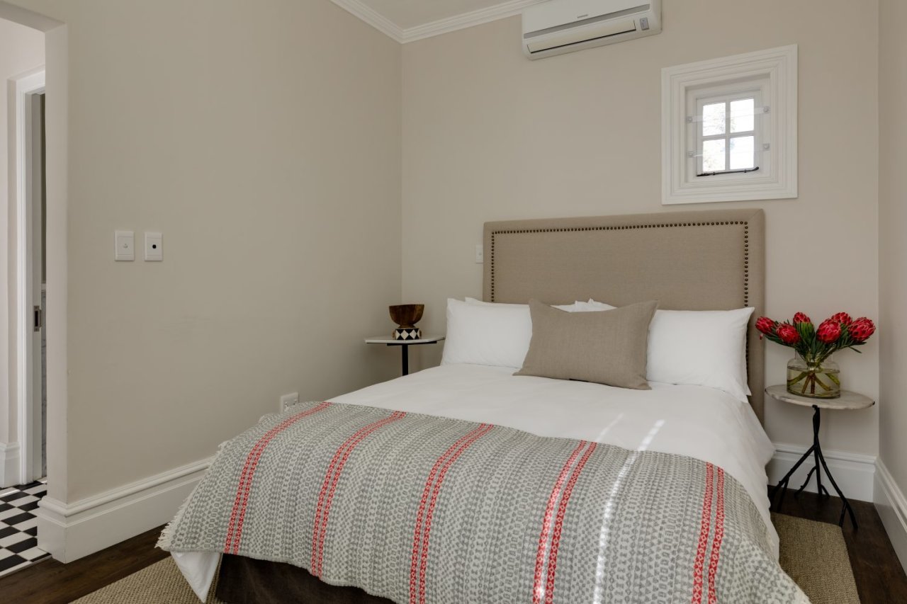 Photo 14 of Linda Vista accommodation in Camps Bay, Cape Town with 5 bedrooms and 5 bathrooms