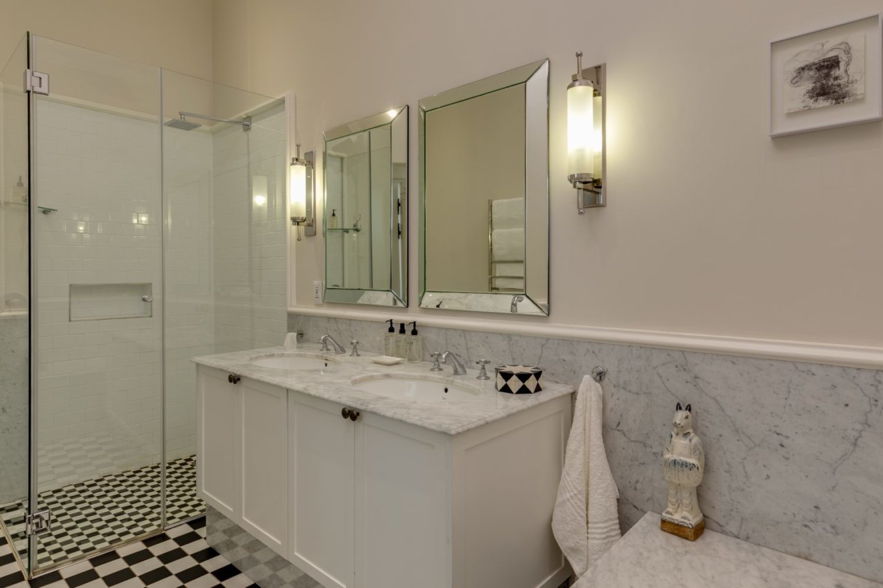 Photo 10 of Linda Vista accommodation in Camps Bay, Cape Town with 5 bedrooms and 5 bathrooms
