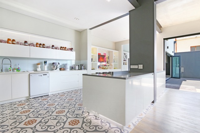 Photo 12 of Newport Villa accommodation in Tamboerskloof, Cape Town with 4 bedrooms and 4 bathrooms