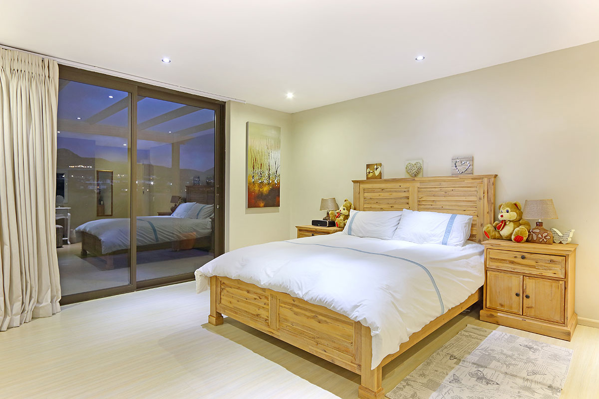Photo 14 of Northshore Lake Michelle accommodation in Noordhoek, Cape Town with 4 bedrooms and 3 bathrooms