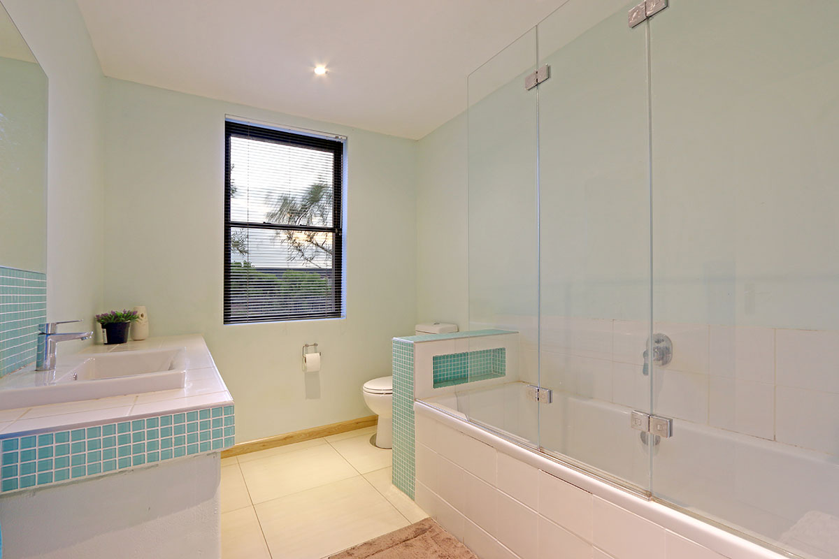 Photo 3 of Northshore Lake Michelle accommodation in Noordhoek, Cape Town with 4 bedrooms and 3 bathrooms