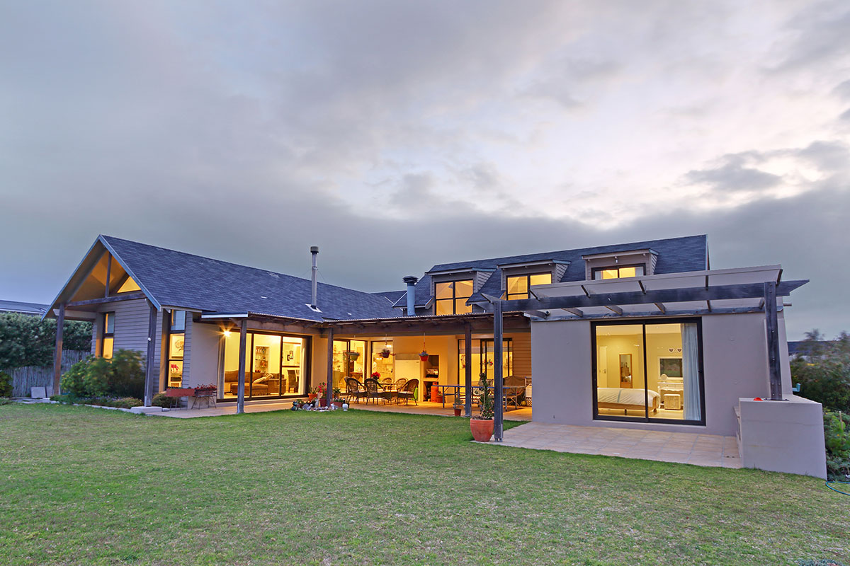 Photo 2 of Northshore Lake Michelle accommodation in Noordhoek, Cape Town with 4 bedrooms and 3 bathrooms