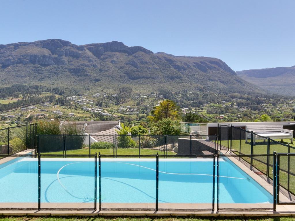 Photo 2 of Oakwood Lane accommodation in Hout Bay, Cape Town with 4 bedrooms and 3 bathrooms