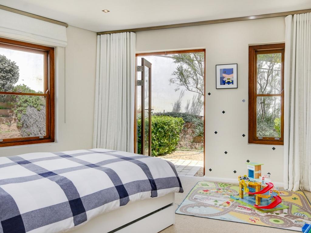 Photo 14 of Oakwood Lane accommodation in Hout Bay, Cape Town with 4 bedrooms and 3 bathrooms