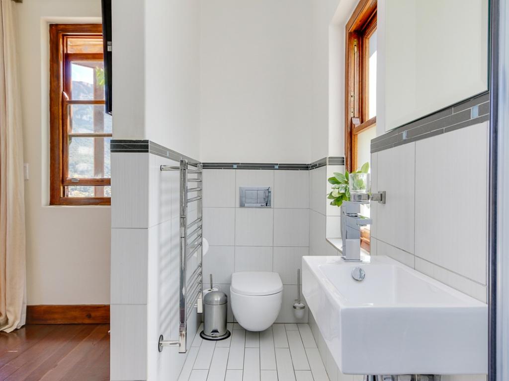 Photo 17 of Oakwood Lane accommodation in Hout Bay, Cape Town with 4 bedrooms and 3 bathrooms