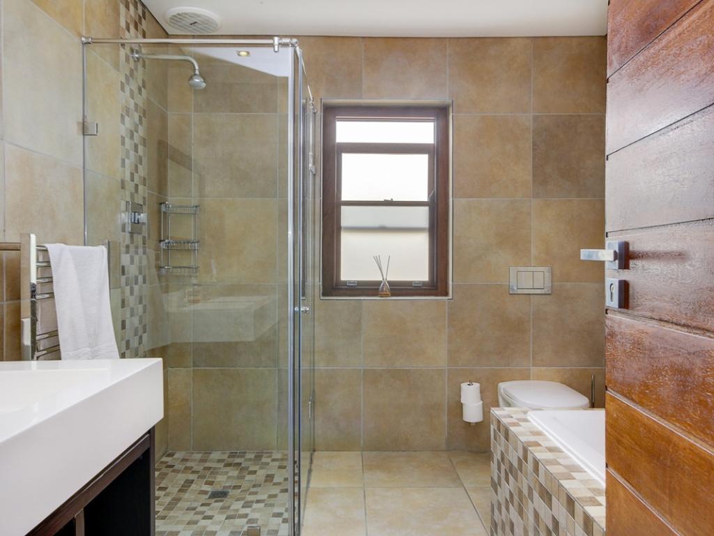 Photo 18 of Oakwood Lane accommodation in Hout Bay, Cape Town with 4 bedrooms and 3 bathrooms