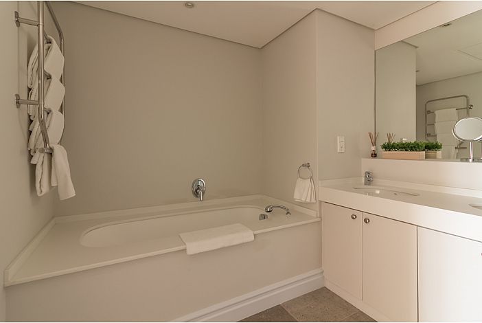 Photo 12 of Paregon 205 accommodation in V&A Waterfront, Cape Town with 3 bedrooms and 2 bathrooms