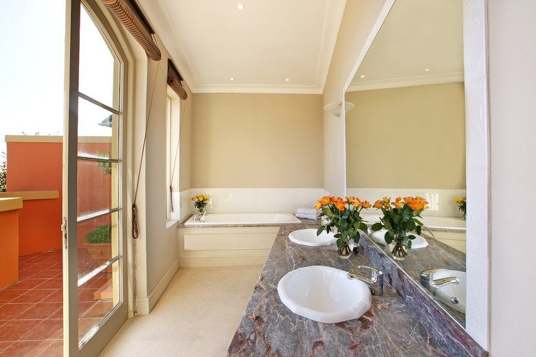 Photo 8 of San Michele accommodation in Bantry Bay, Cape Town with 3 bedrooms and 2 bathrooms