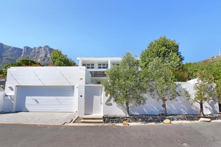 Photo 4 of Sea-esta accommodation in Llandudno, Cape Town with 4 bedrooms and 3 bathrooms