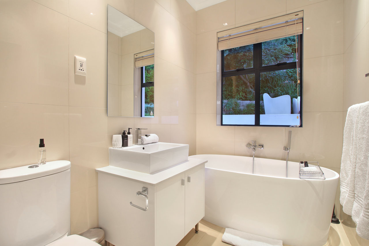 Photo 12 of Ty Gwyn Villa accommodation in Camps Bay, Cape Town with 3 bedrooms and 3 bathrooms