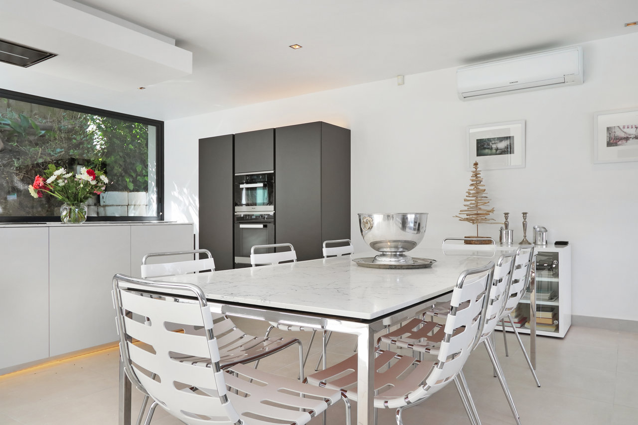 Photo 7 of Ty Gwyn Villa accommodation in Camps Bay, Cape Town with 3 bedrooms and 3 bathrooms