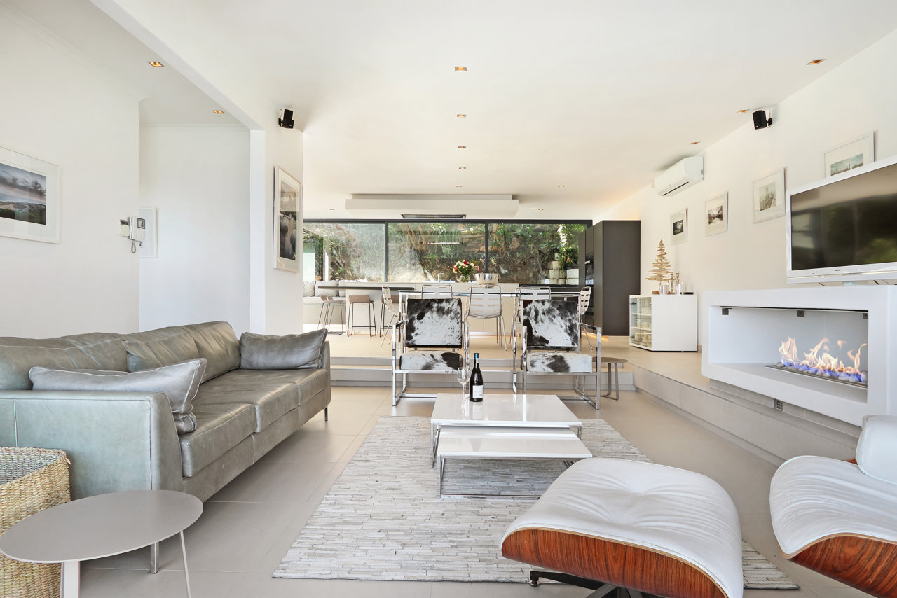 Photo 8 of Ty Gwyn Villa accommodation in Camps Bay, Cape Town with 3 bedrooms and 3 bathrooms