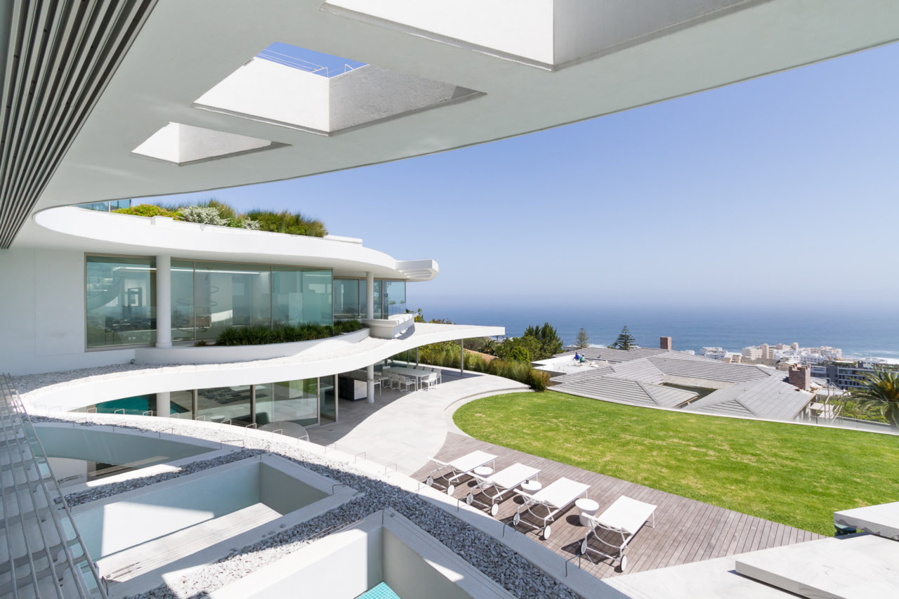 Photo 8 of Villa Esplanade accommodation in Bantry Bay, Cape Town with 4 bedrooms and 5 bathrooms