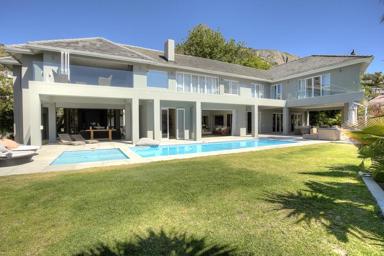 Photo 12 of Villa Pearl accommodation in Fresnaye, Cape Town with 5 bedrooms and 5 bathrooms