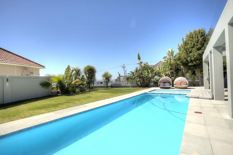 Photo 13 of Villa Pearl accommodation in Fresnaye, Cape Town with 5 bedrooms and 5 bathrooms