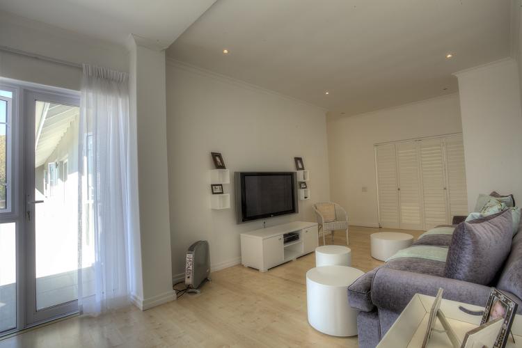 Photo 28 of Villa Pearl accommodation in Fresnaye, Cape Town with 5 bedrooms and 5 bathrooms