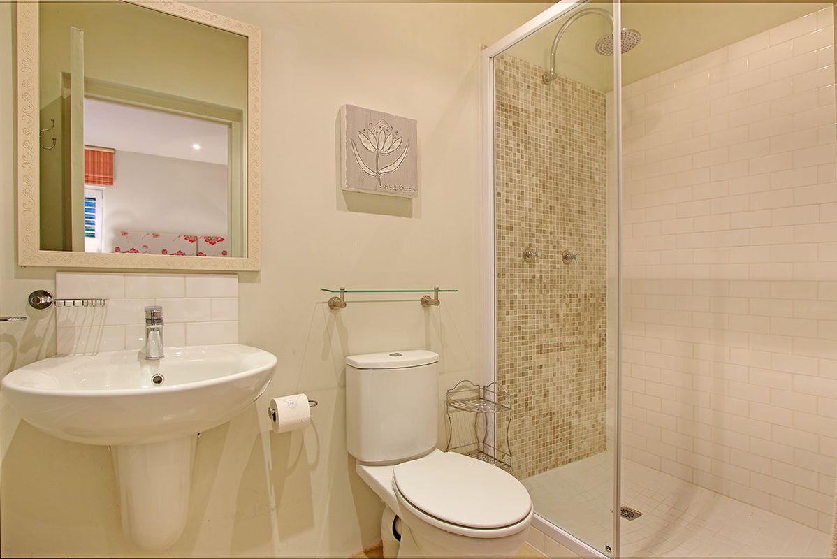 Photo 12 of Villa Silvermist accommodation in Constantia, Cape Town with 3 bedrooms and 3 bathrooms