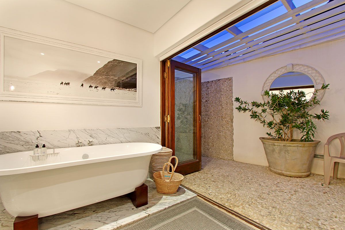 Photo 6 of Villa Silvermist accommodation in Constantia, Cape Town with 3 bedrooms and 3 bathrooms