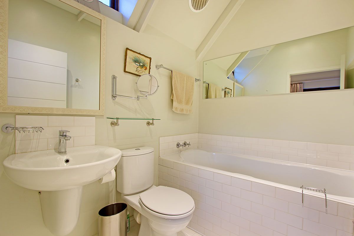Photo 2 of Villa Silvermist accommodation in Constantia, Cape Town with 3 bedrooms and 3 bathrooms