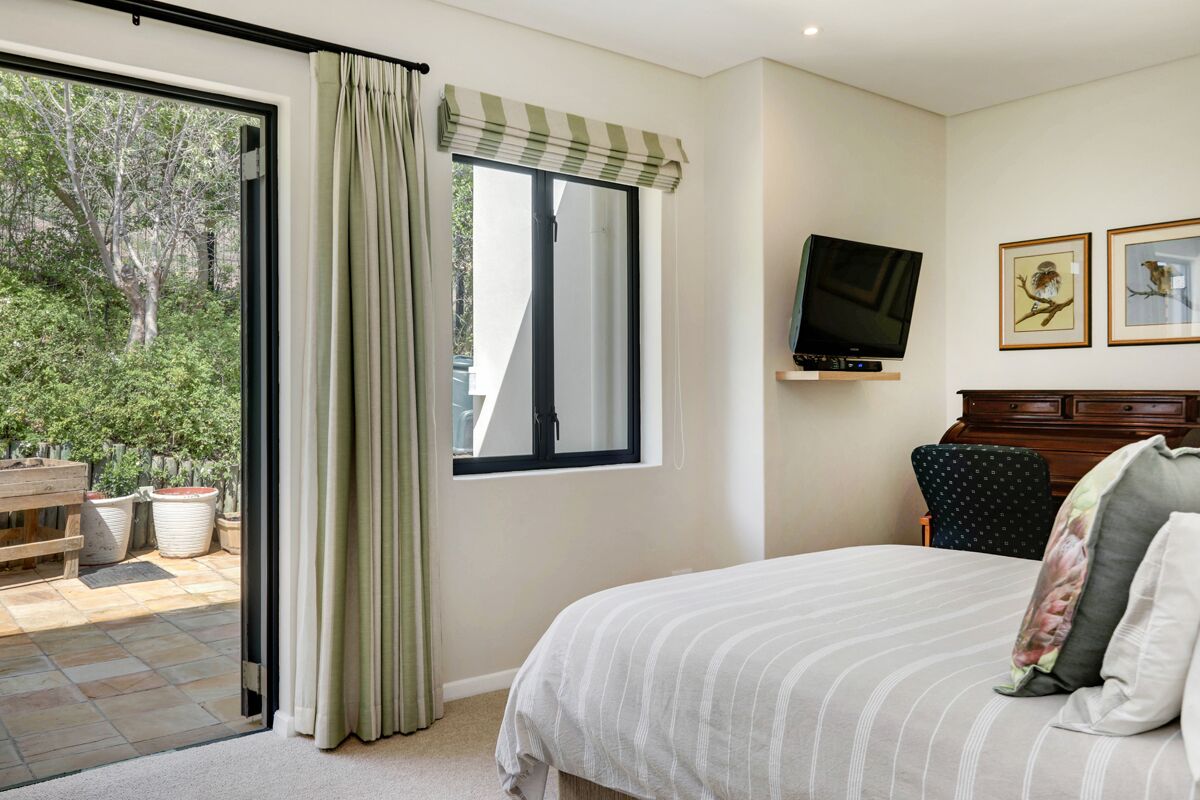 Photo 9 of Whale Rock accommodation in Llandudno, Cape Town with 5 bedrooms and 4 bathrooms