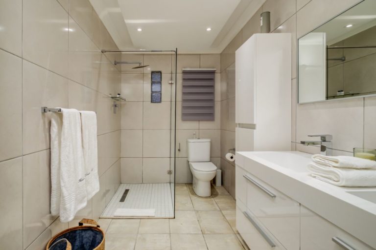 House Of M Large Second Bathroom
