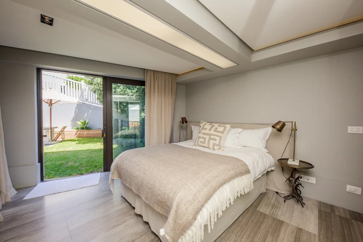Bantry Bay Chic Photo 1